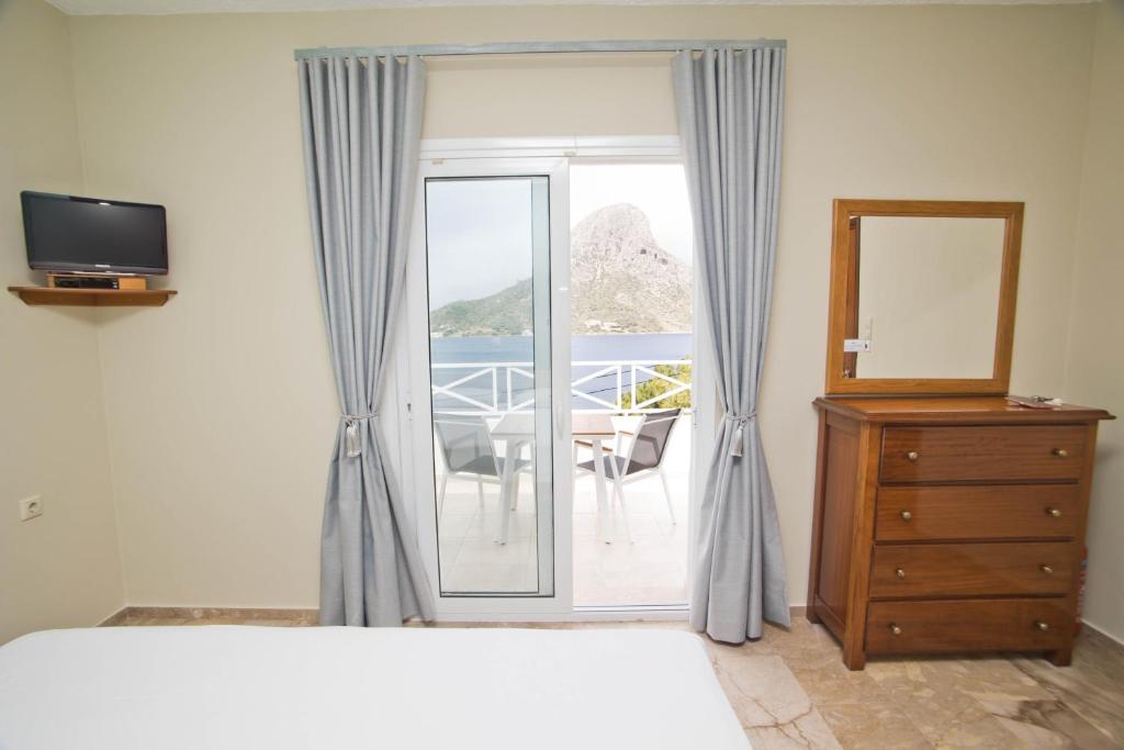 Postel nebo postele na pokoji v ubytování Acropolis Hotel