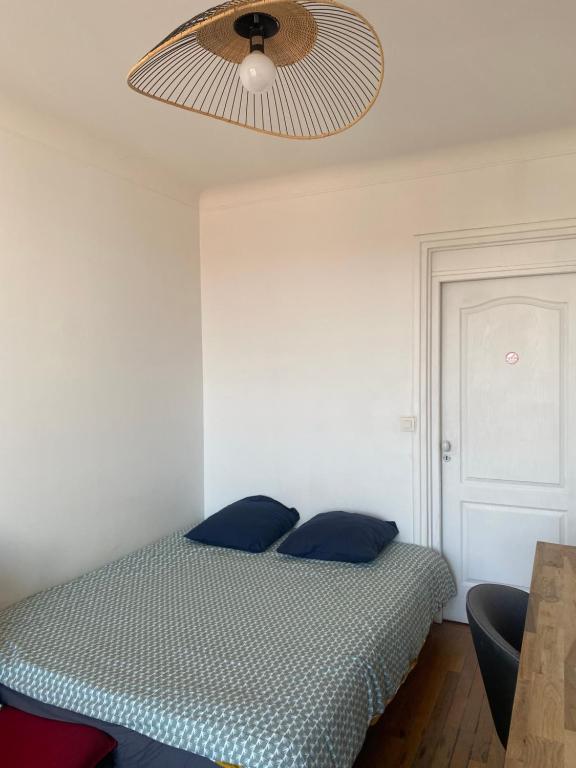 Postel nebo postele na pokoji v ubytování Chambre cosy et proche des sites Olympiques
