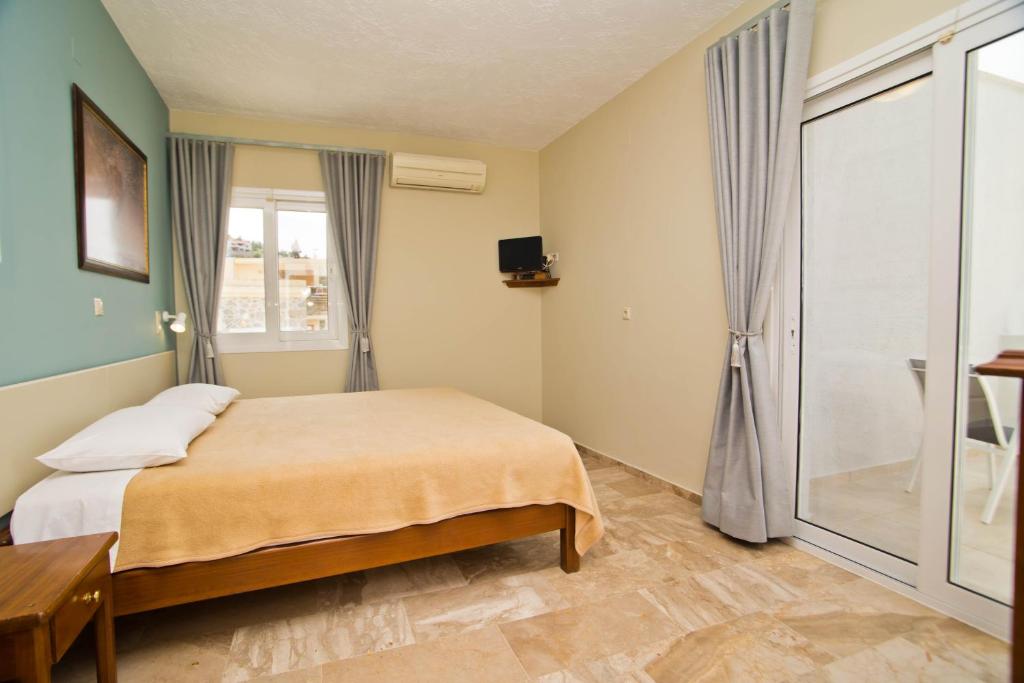 Postel nebo postele na pokoji v ubytování Acropolis Hotel
