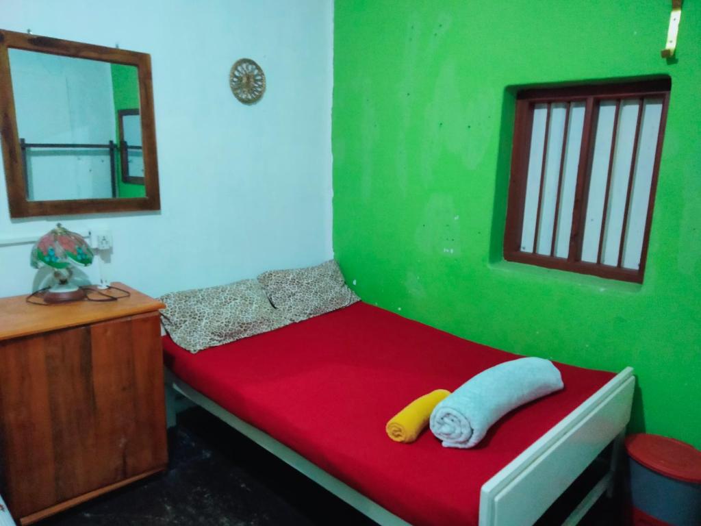 Postel nebo postele na pokoji v ubytování HOME HOSTEL ELLA private rooms only