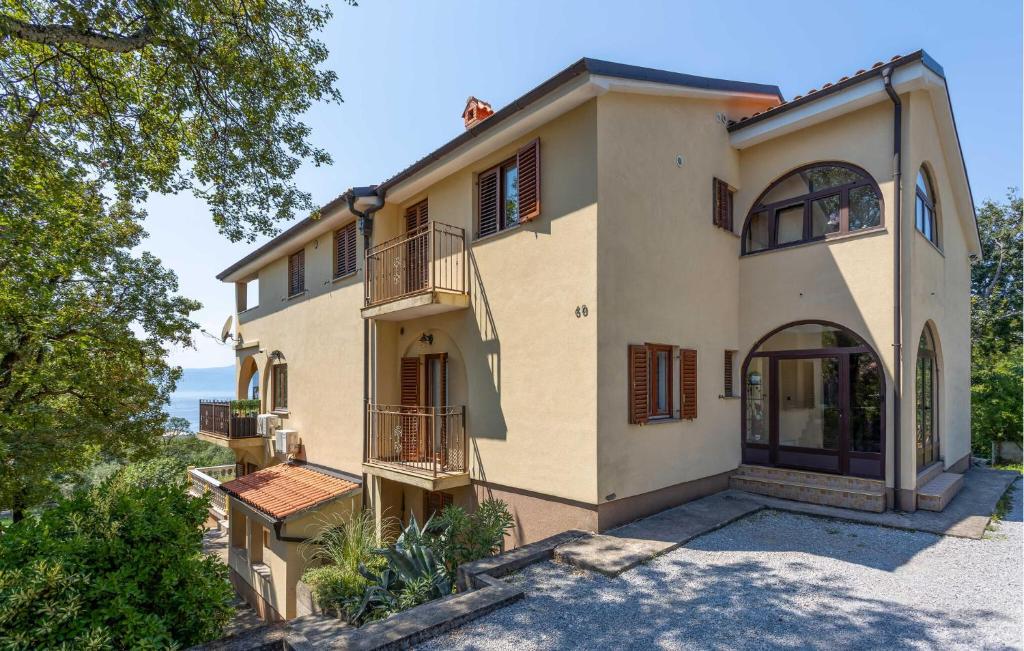 Budova, v ktorej sa apartmán nachádza