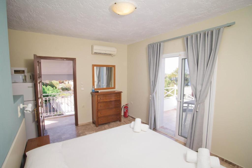 Postel nebo postele na pokoji v ubytování Acropolis Hotel
