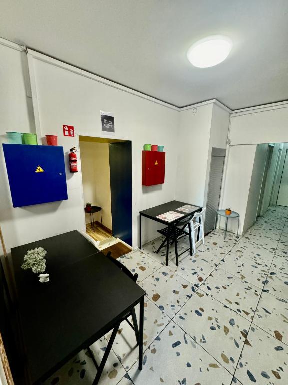 TV a/nebo společenská místnost v ubytování Barcelona Hostel & Pub