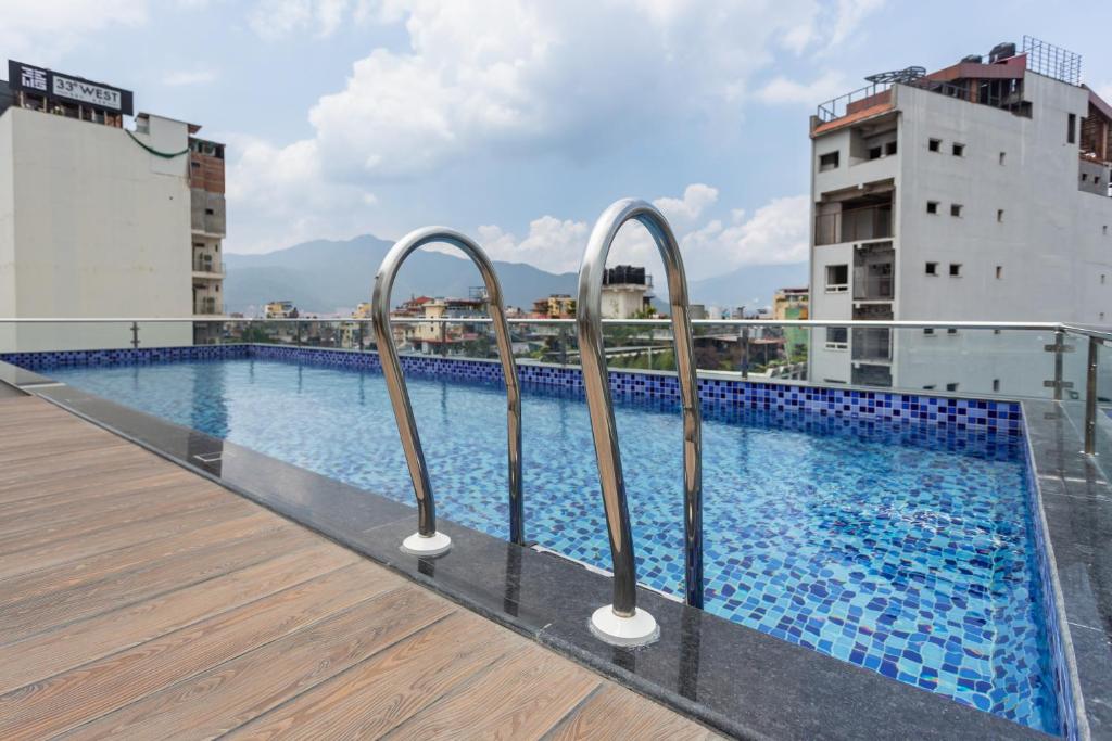 Bazén v ubytování Hotel Lo Mustang nebo v jeho okolí