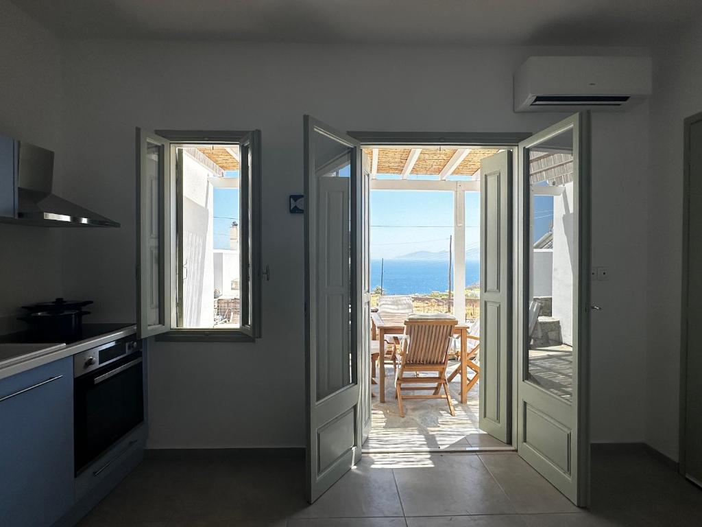 una cucina con vista sull'oceano dalla porta di Psaraki House Serifos a Serifos Chora