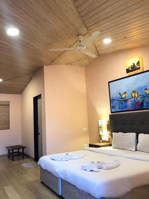 Postel nebo postele na pokoji v ubytování Resort Martins Siesta , A Portuguese Heritage Resort in Calangute