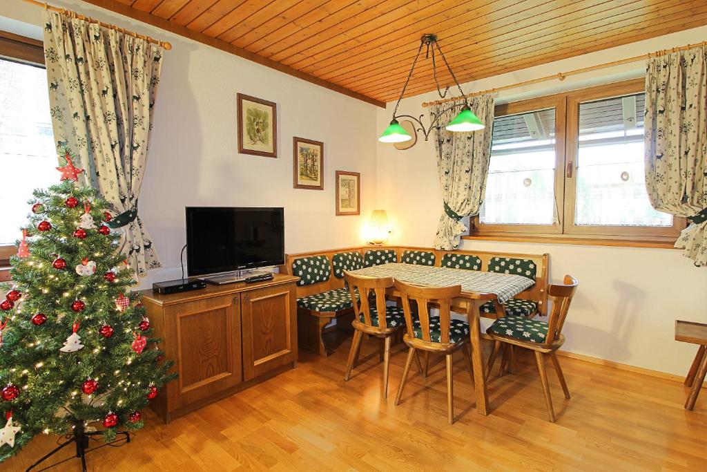 Televízia a/alebo spoločenská miestnosť v ubytovaní FeWo BRUNNACH by Isa Badkleinkirchheim