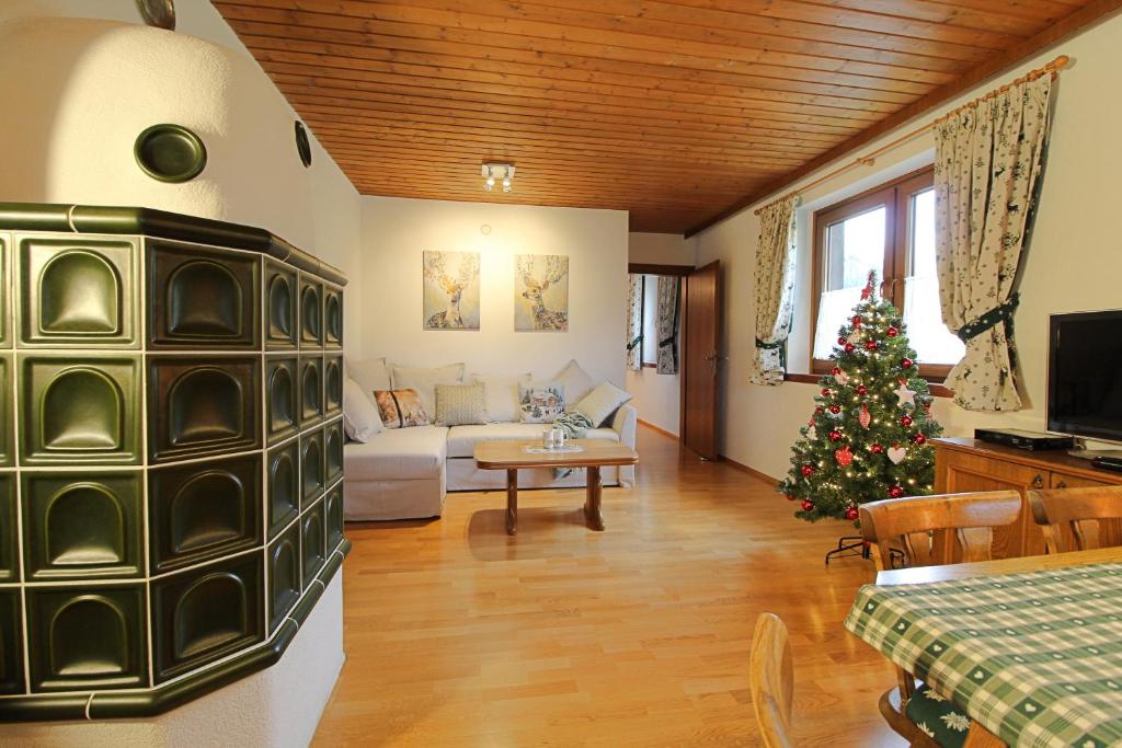 Televízia a/alebo spoločenská miestnosť v ubytovaní FeWo BRUNNACH by Isa Badkleinkirchheim