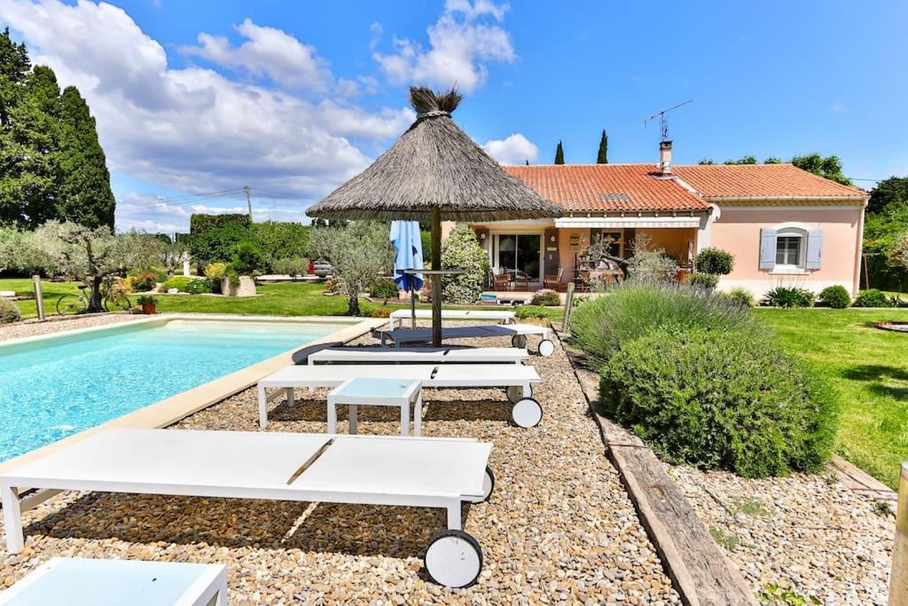 une villa avec piscine et une maison dans l'établissement Villa La Ponselière-Calme en campagne Provençale, à Graveson