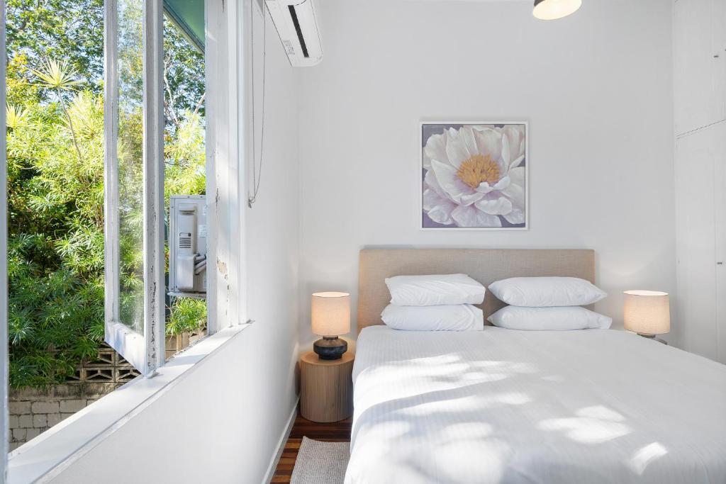 Ένα ή περισσότερα κρεβάτια σε δωμάτιο στο Bright 3-Bed with Garden by Banks Street Reserve