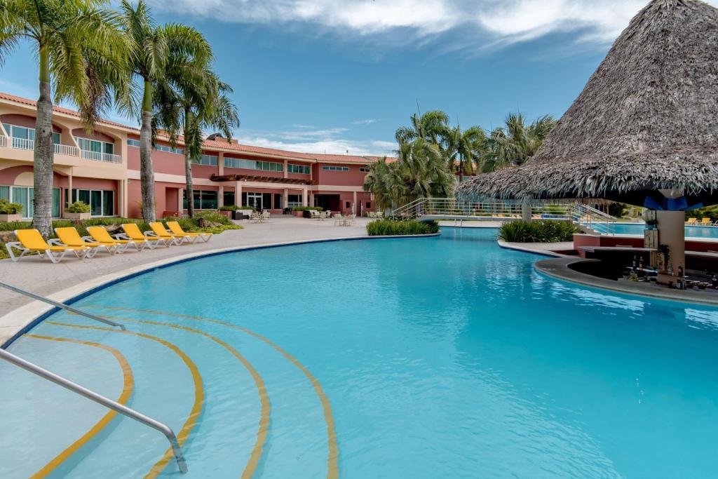 Bazén v ubytování Hodelpa Garden Suites - All Inclusive nebo v jeho okolí
