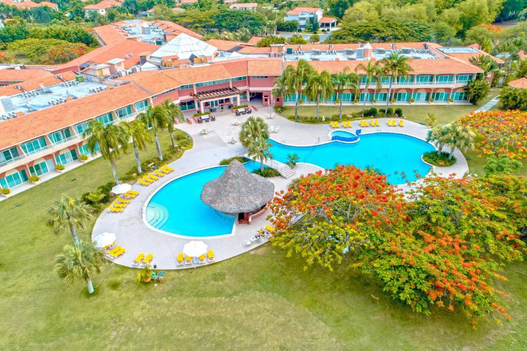 Bazén v ubytování Hodelpa Garden Suites - All Inclusive nebo v jeho okolí