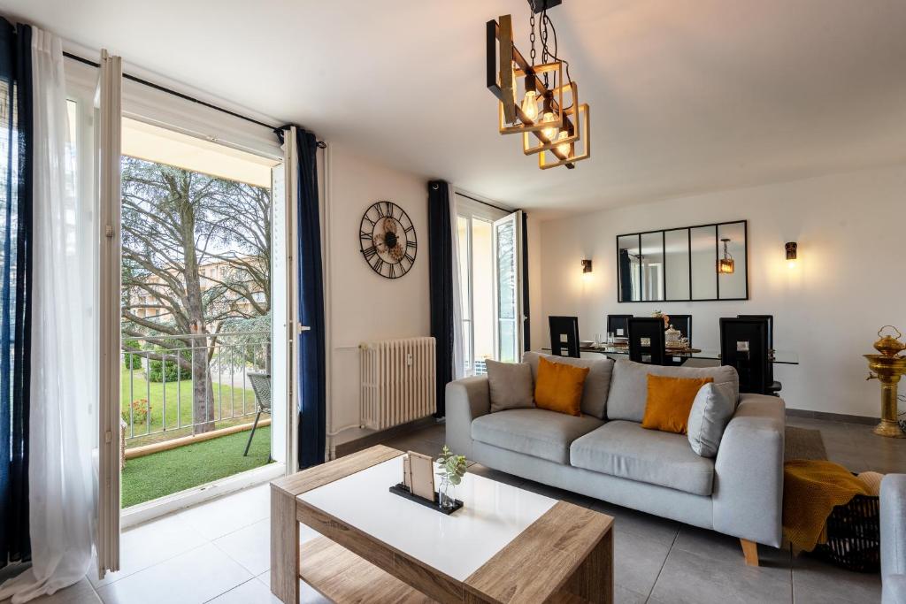 un salon avec un canapé et une table dans l'établissement Aux portes de l'Ardèche, à Granges-lès-Valence