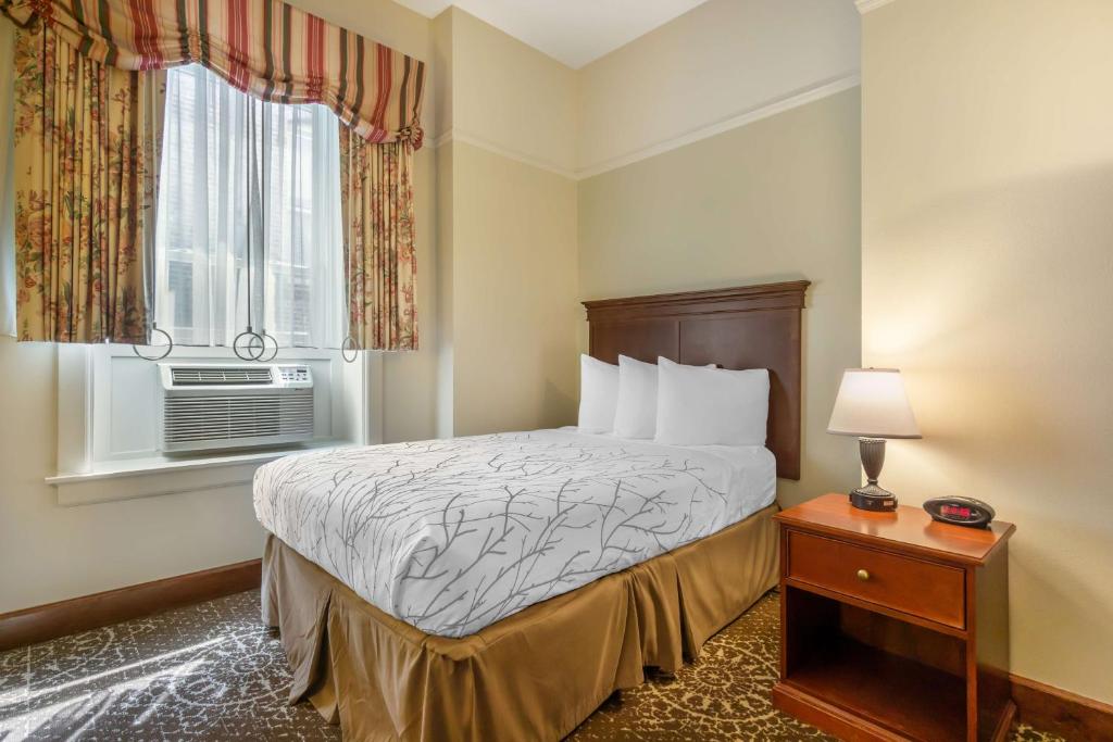 Best Western Plus Pioneer Square Hotel Downtownにあるベッド