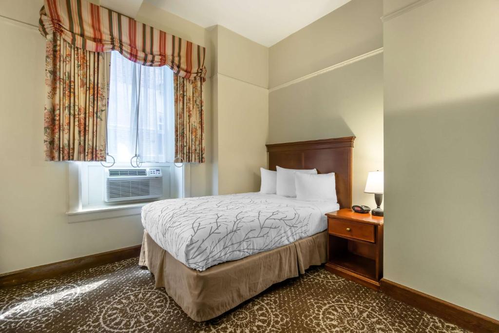Best Western Plus Pioneer Square Hotel Downtownにあるベッド