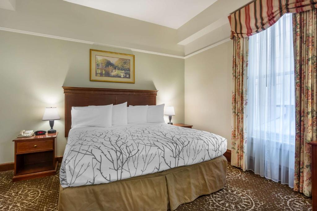 Best Western Plus Pioneer Square Hotel Downtownにあるベッド