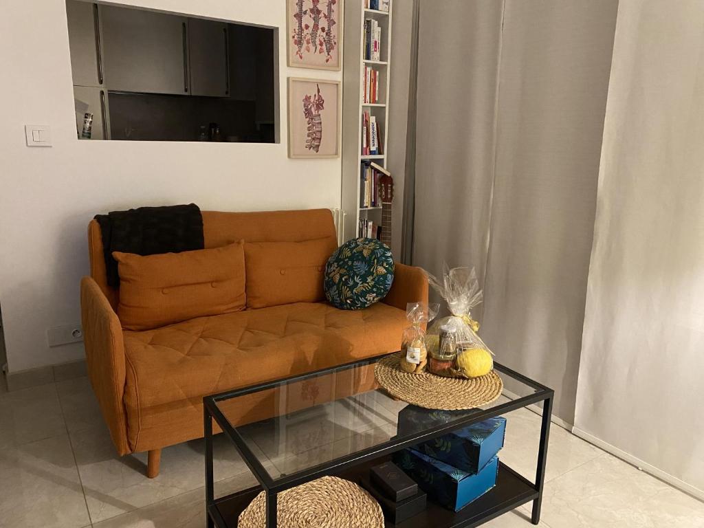 un salon avec un canapé et une table en verre dans l'établissement Carnolès, à Roquebrune-Cap-Martin