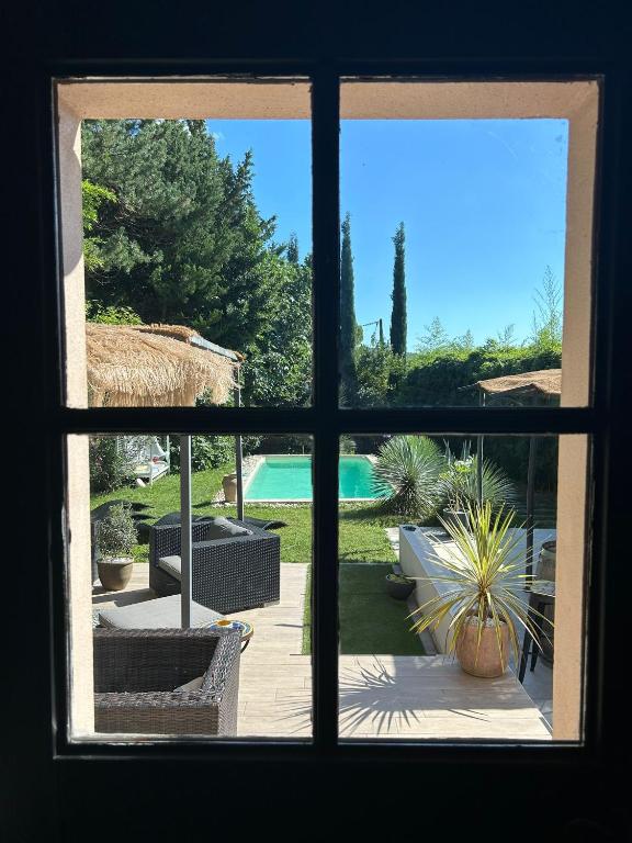 - une vue depuis la fenêtre d'une terrasse avec une piscine dans l'établissement La villa Pausa en Drôme provençale, à Montboucher-sur-Jabron