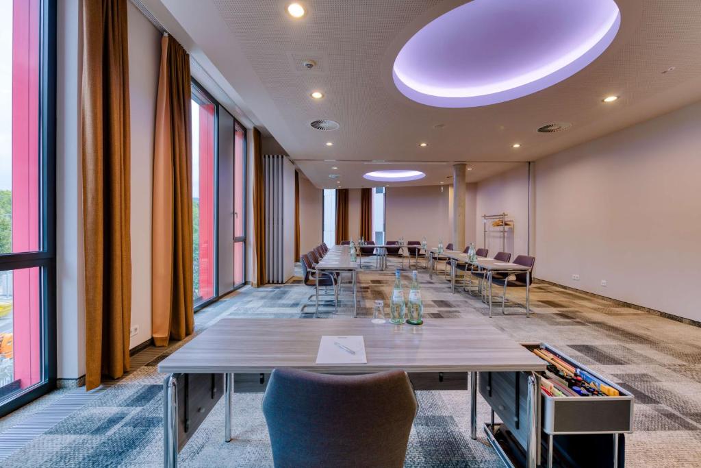 Hilton Garden Inn Stuttgart NeckarPark - Resim 37