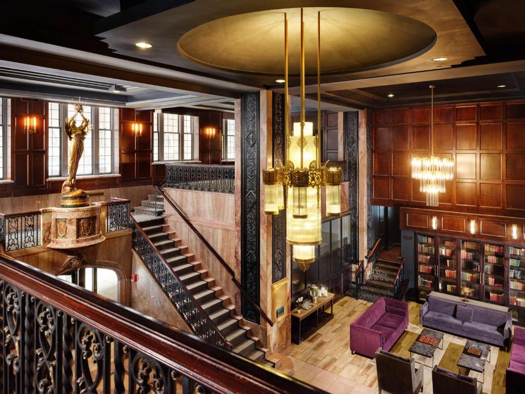 Posezení v ubytování Hotel Phillips Kansas City, Curio Collection By Hilton