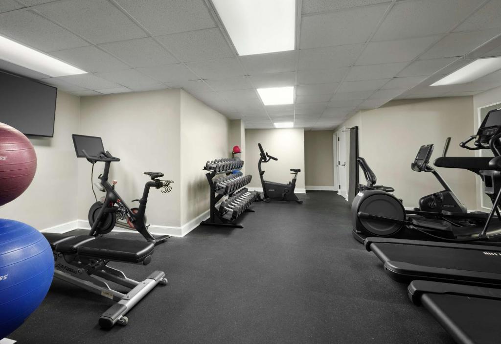 Fitness centrum a/nebo fitness zařízení v ubytování Hotel Phillips Kansas City, Curio Collection By Hilton