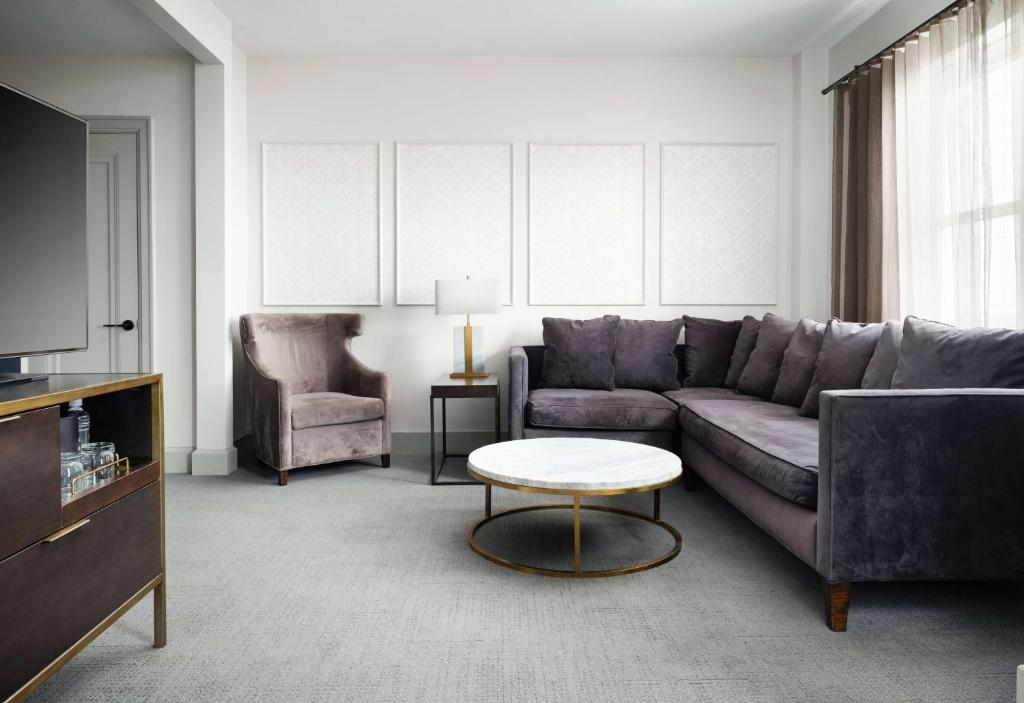Posezení v ubytování Hotel Phillips Kansas City, Curio Collection By Hilton