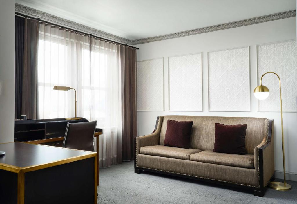 Posezení v ubytování Hotel Phillips Kansas City, Curio Collection By Hilton