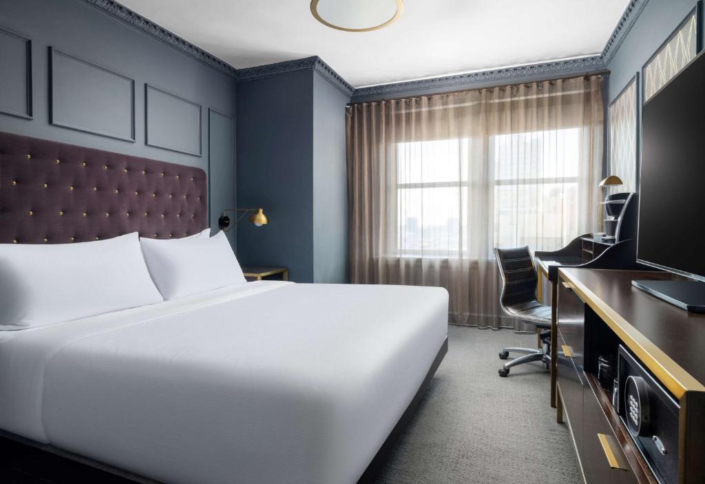 Hotel Phillips Kansas City, Curio Collection By Hilton - Petite Chambre Queen