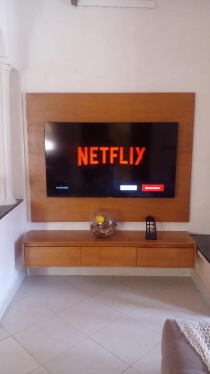 TV a/nebo společenská místnost v ubytování Calm Cosy Villa