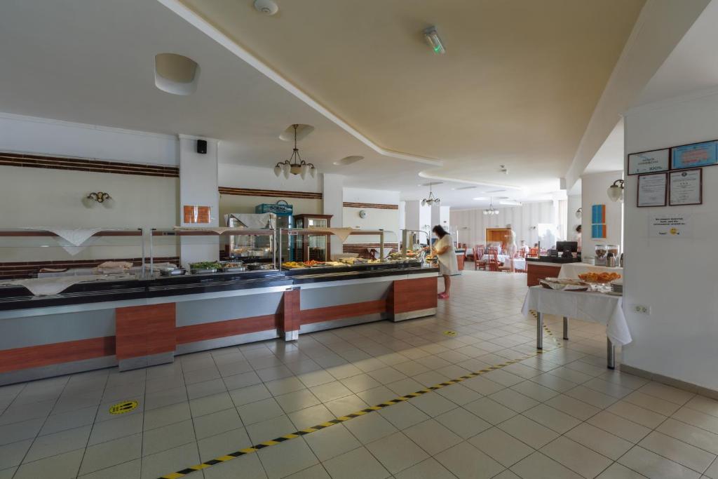 Kuchyň nebo kuchyňský kout v ubytování Hotel Amiral