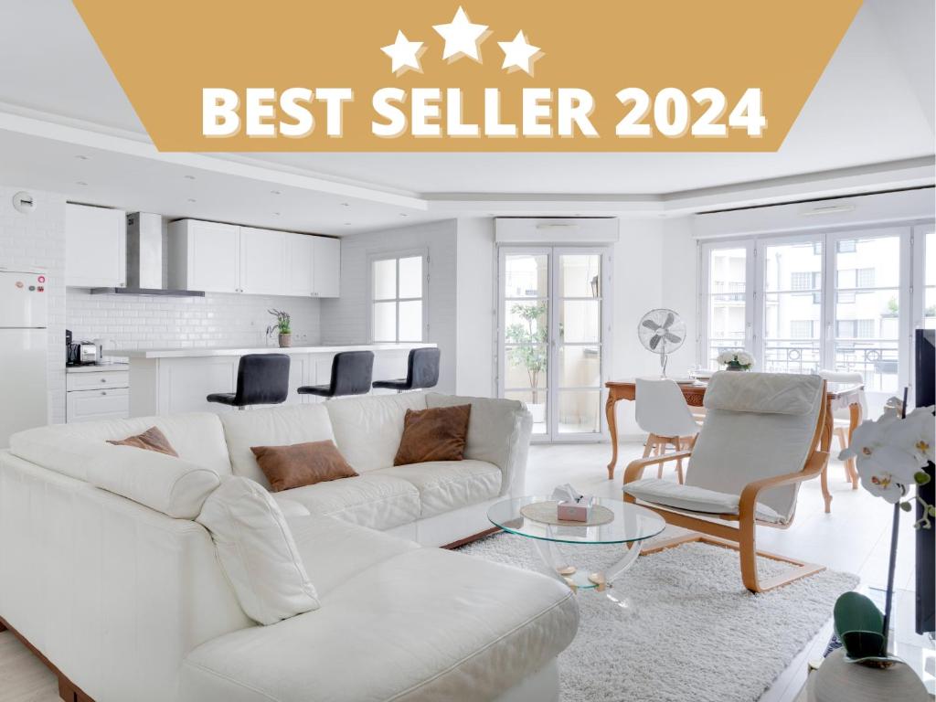 un salon avec des meubles blancs et une pancarte indiquant best-seller dans l'établissement Détente et balcon, La Défense-Paris, à Courbevoie