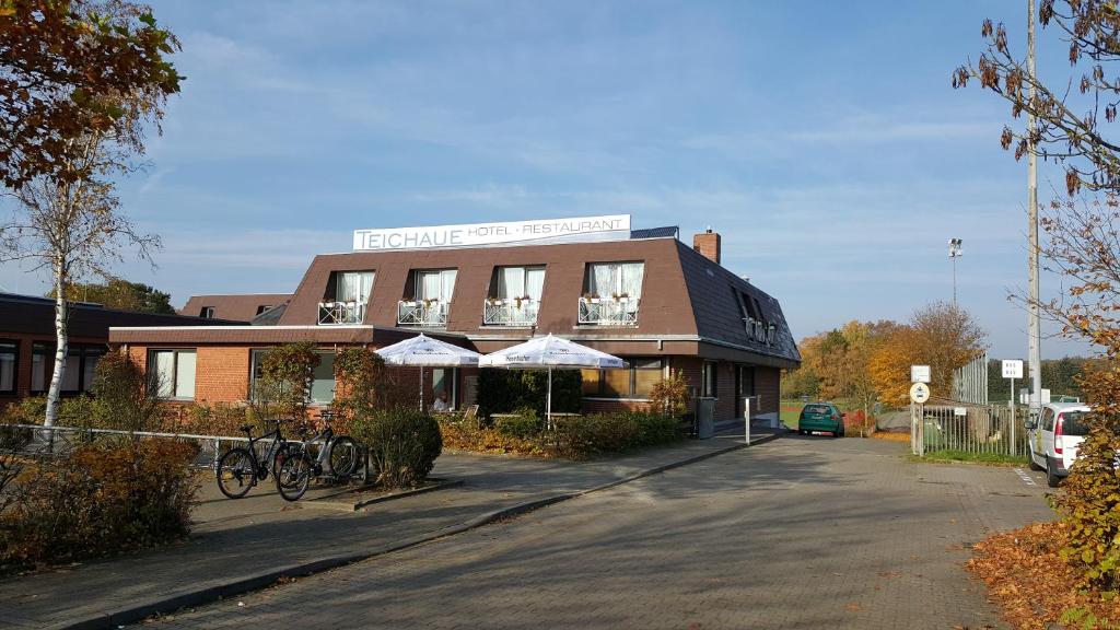 een gebouw met fietsen voor het gebouw bij Hotel Restaurant Teichaue in Adendorf