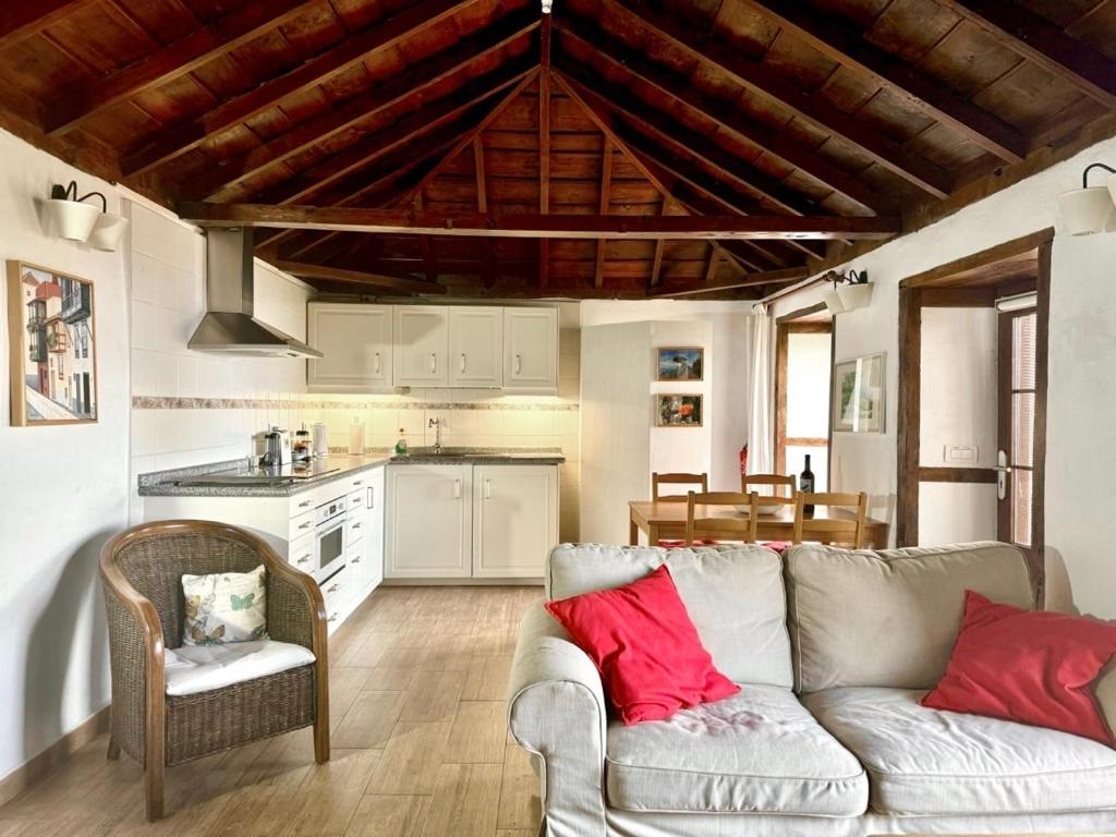 A kitchen or kitchenette at Casa Demetria La Palma