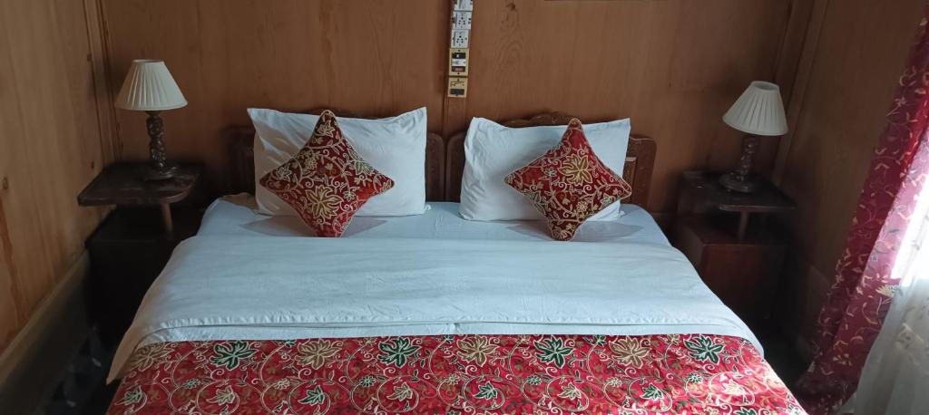 Postel nebo postele na pokoji v ubytování Golden Crest DALLAKE