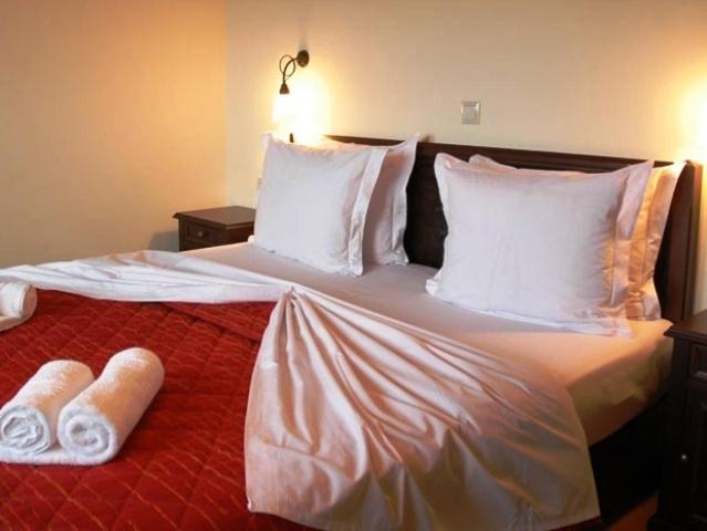 Postel nebo postele na pokoji v ubytování Zagori Philoxenia Hotel