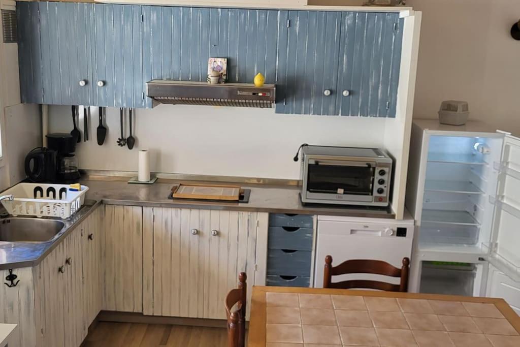 La cuisine est équipée d'un four micro-ondes et d'un réfrigérateur. dans l'établissement Logement saisonnier la bourboule, à La Bourboule