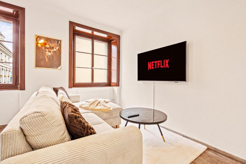 TV a/nebo společenská místnost v ubytování A&Y LakeHouse Golden Swan
