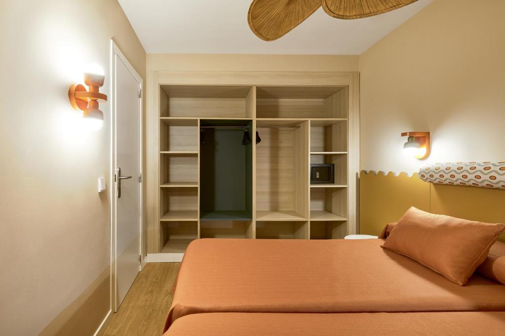 una camera con letto e scaffali aperti di tent Mojito Suites a Magaluf