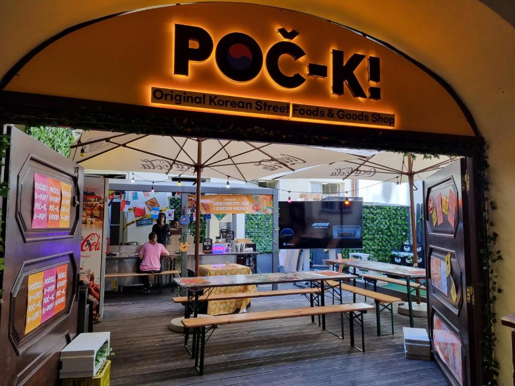 TV a/nebo společenská místnost v ubytování Korea town