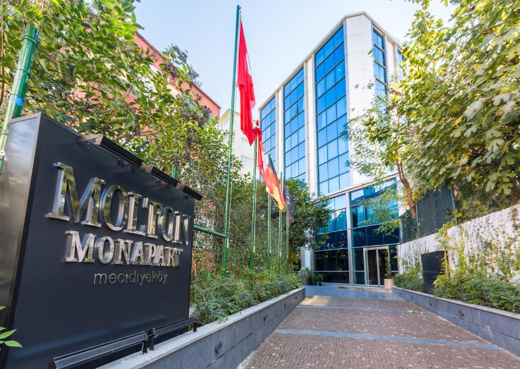 un panneau devant un bâtiment dans l'établissement Molton Monapart Mecidiyekoy, à Istanbul