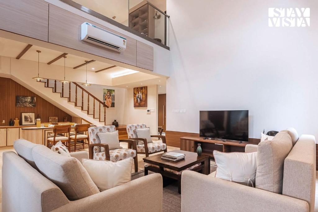 Μια τηλεόραση ή/και κέντρο ψυχαγωγίας στο StayVista at Artful Escape with Lawn