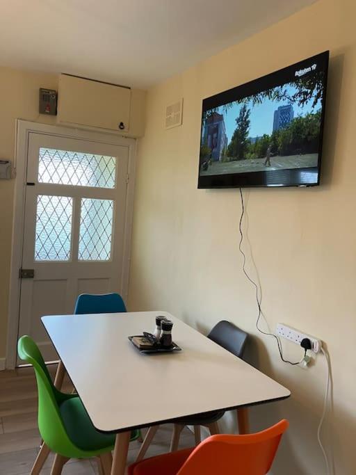 TV a/nebo společenská místnost v ubytování Whitethorn Cottage, Palmfield