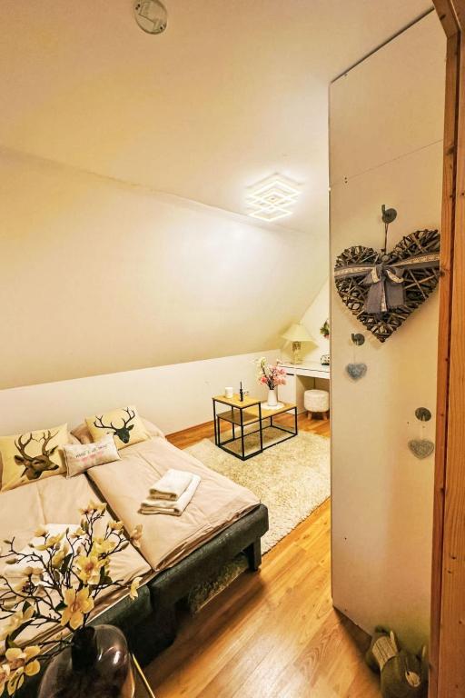 Postel nebo postele na pokoji v ubytování Chalet Steirisch Ursprung by Interhome