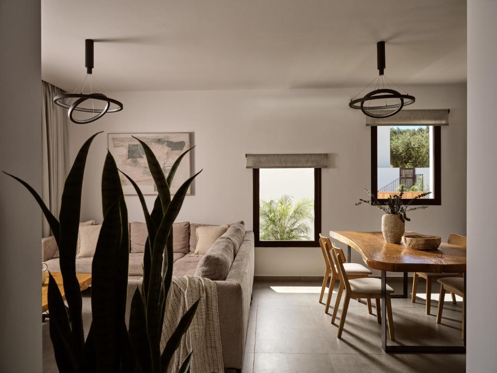 Posezení v ubytování Cicada Exclusive Villa, a Sea View Gem, By ThinkVilla