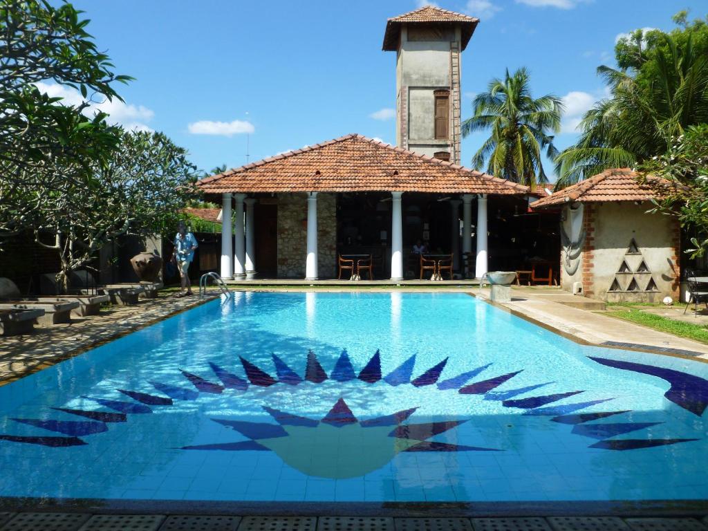 a swimming pool in front of a villa at Villa Araliya in Negombo