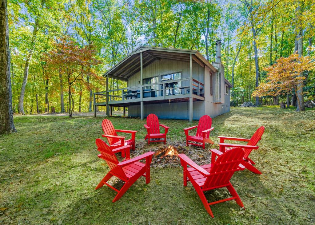 Κήπος έξω από το Spacious w Hot Tub, Fire Pit, Deck, Grill and WiFi