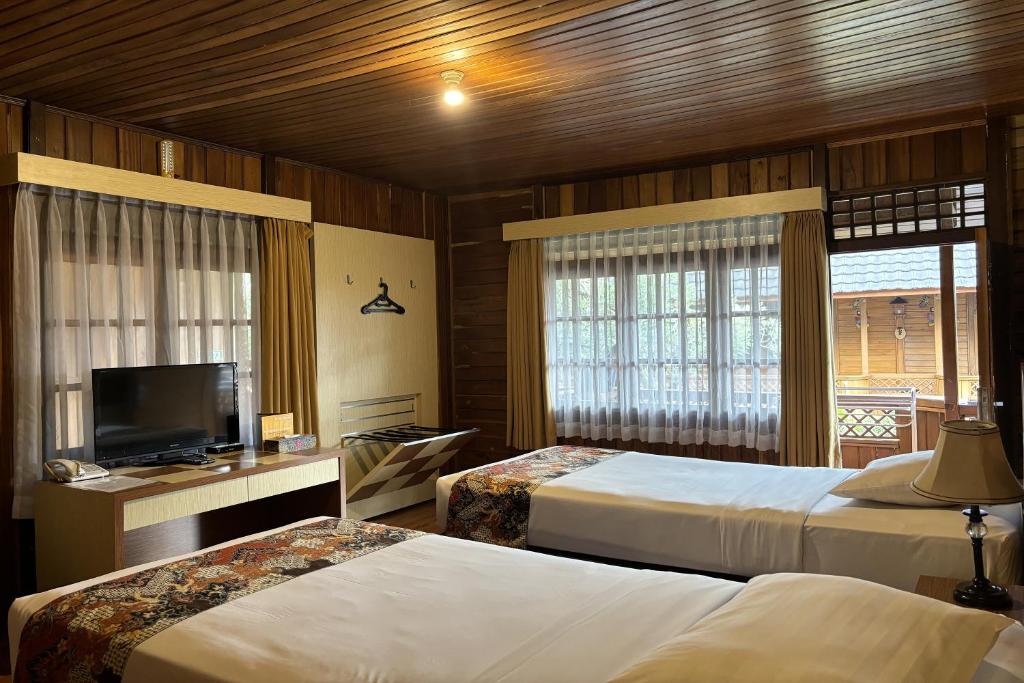 Hotel Pesona Bamboe Lembang - Habitación Gemela Con Vista A La Piscina
