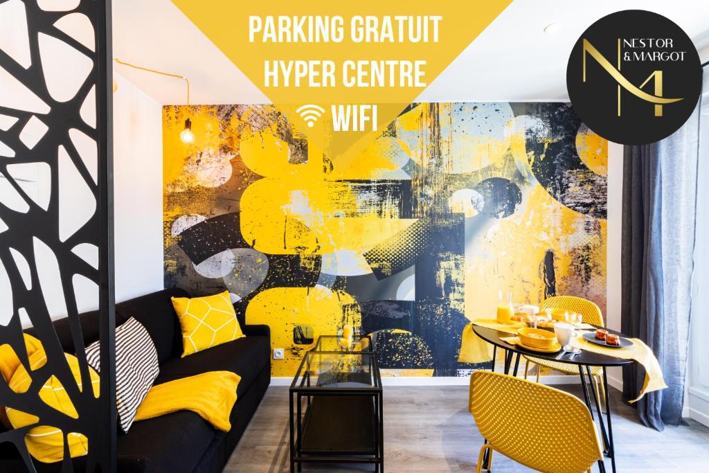 un restaurant avec un mur jaune et noir dans l'établissement Le Black & Yellow - Appart'Hôtel - Clim - Netflix - Parking Gratuit - Nestor & Margot, à Agen