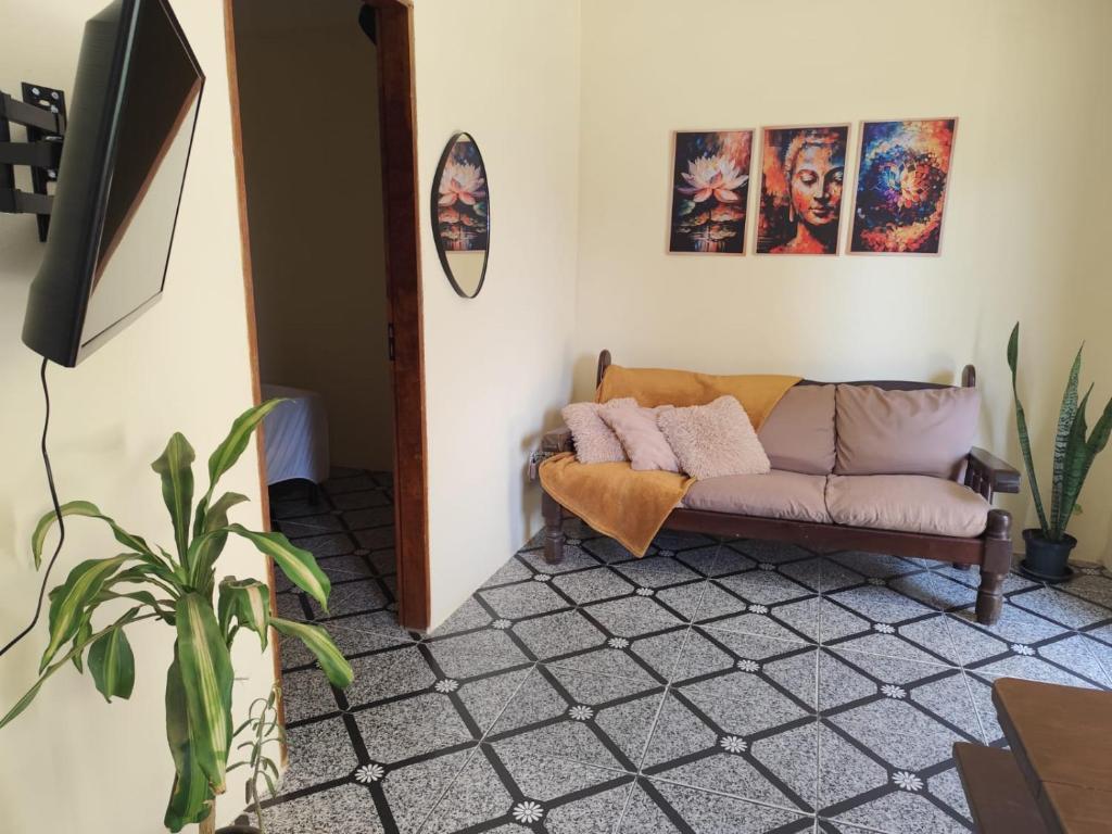 Χώρος καθιστικού στο Flat de 2 quartos na Rua Pituba,bem perto das praias urbanas!