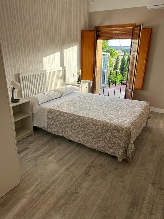 Postel nebo postele na pokoji v ubytování Apartamentos Vino Tinto y Restaurante Tomate Rosa